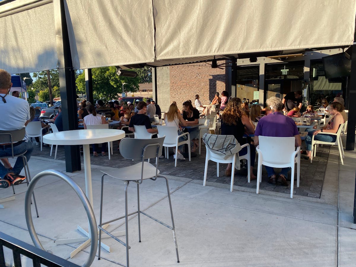 <p><strong>LIVE MUSIC</strong></p>